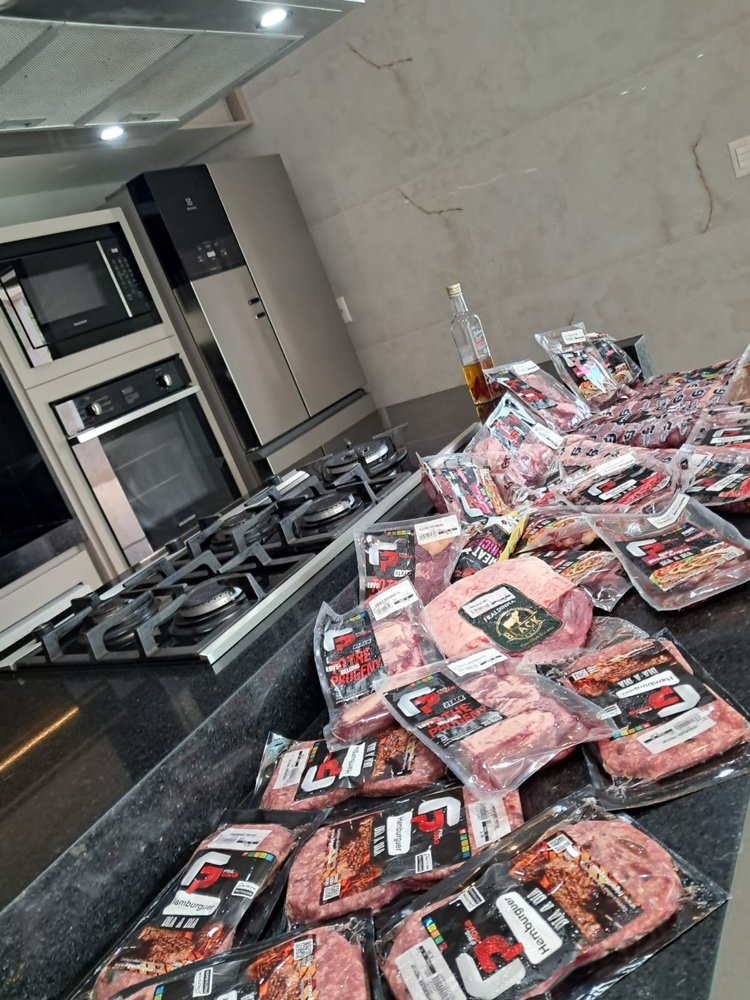 Carnes nobres assadas na brasa para convidados